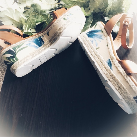 NW Mee Too Platform Sandals - Picture 7 of 8